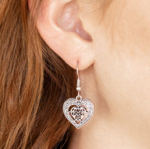 Paparazzi Silver Heart Necklace Set - Picture 4 of 4